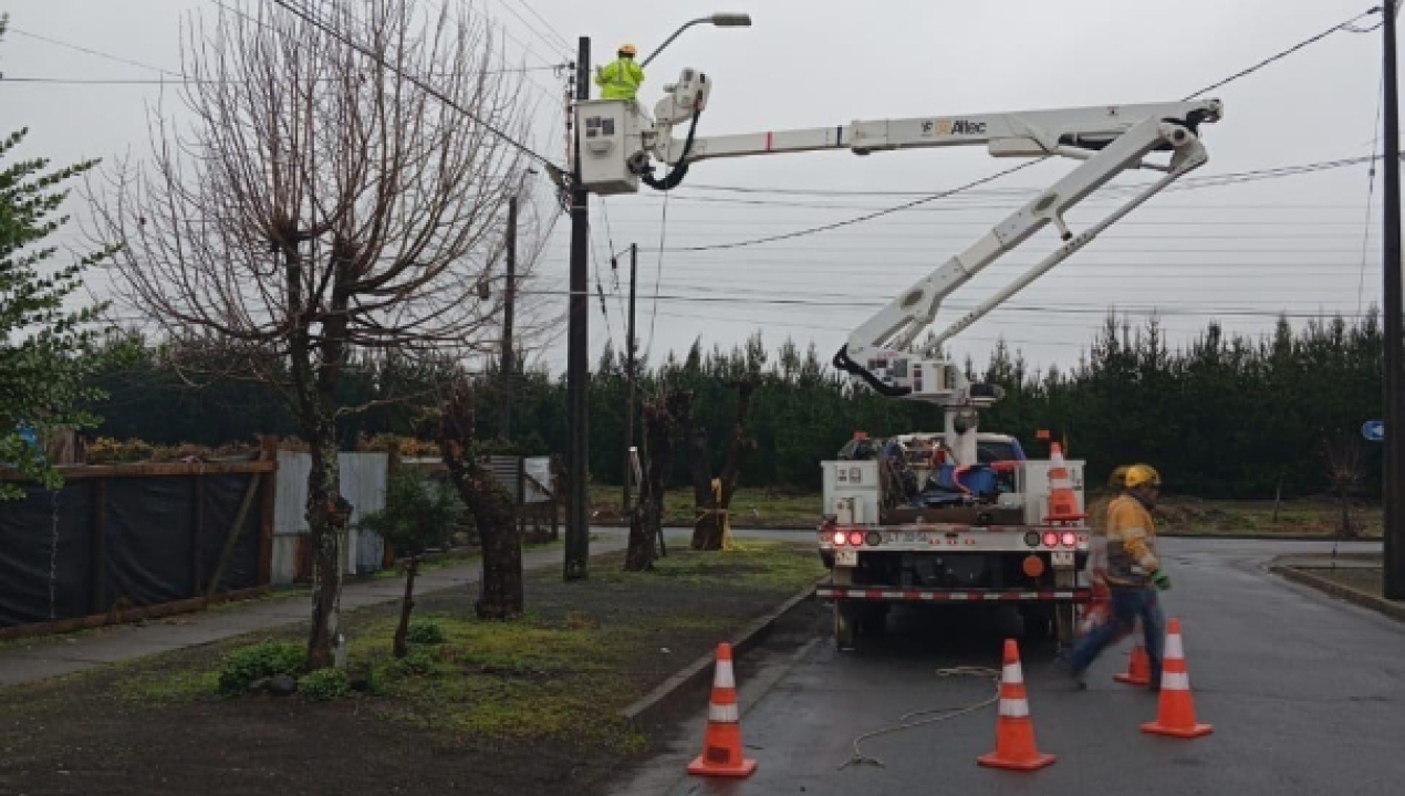 /personal-de-frontel-trabaja-intensamente-en-la-recuperacion-del-servicio