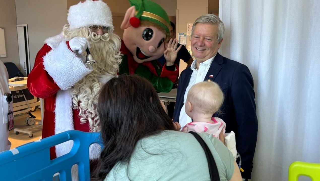 /municipio-de-curico-entrego-regalos-a-ninos-del-hospital