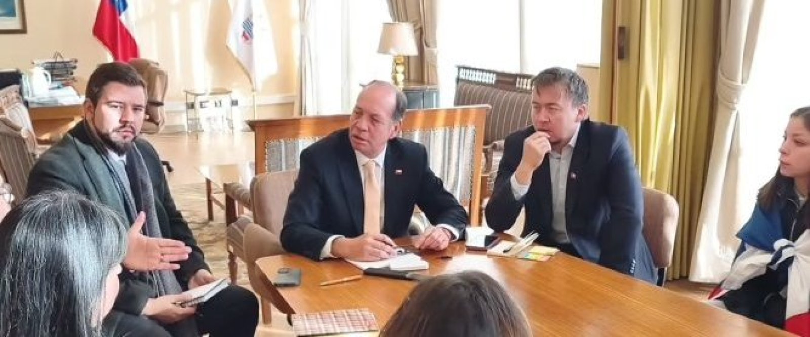 Delegado de Biobío recibe a comunidad de liceo movilizado
