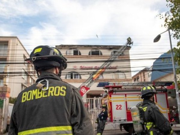 Pide 300 millones: Mujer se querella contra bomberos por incendio que destruyó su casa