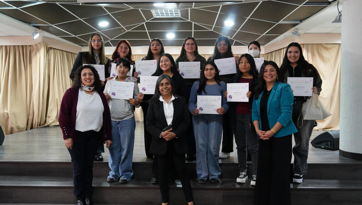 /circulo-de-mujeres-lenkas-milenarias-entrego-becas-a-estudiantes-del-hogar